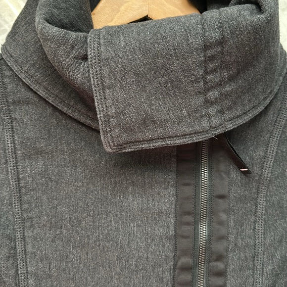 *rare* LULULEMON Virasana Blanket Wrap in Heathered Black, Black Zip Detail 6 - Picture 8 of 16